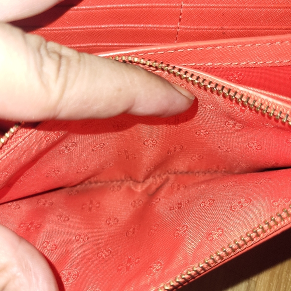 TORY BURCH Red Leather Robinson Chain Link Crossbody Wallet - Picture 11 of 15